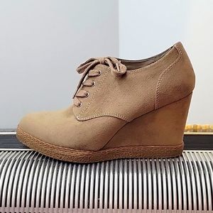 CLASSY COMFORTABLE XAPPEAL TAUPE FAUX SUEDE WEDGE LACE UP ANKLE BOOTIES SIZE 8